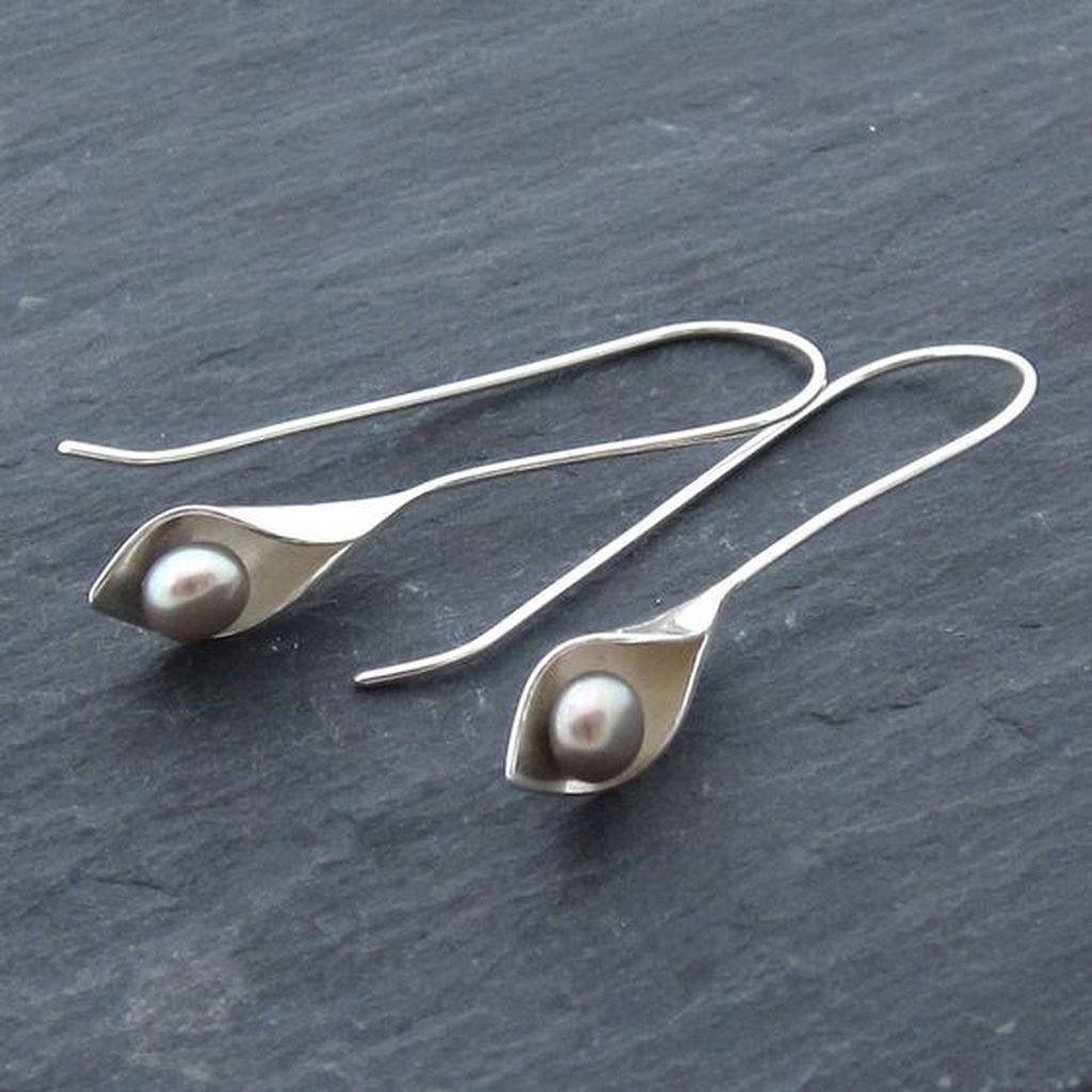 Retro-Ohrringe mit Blatt und Perle