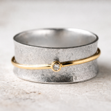 Retro-Ring in Weißgold mit Zirkonia und Goldfaden