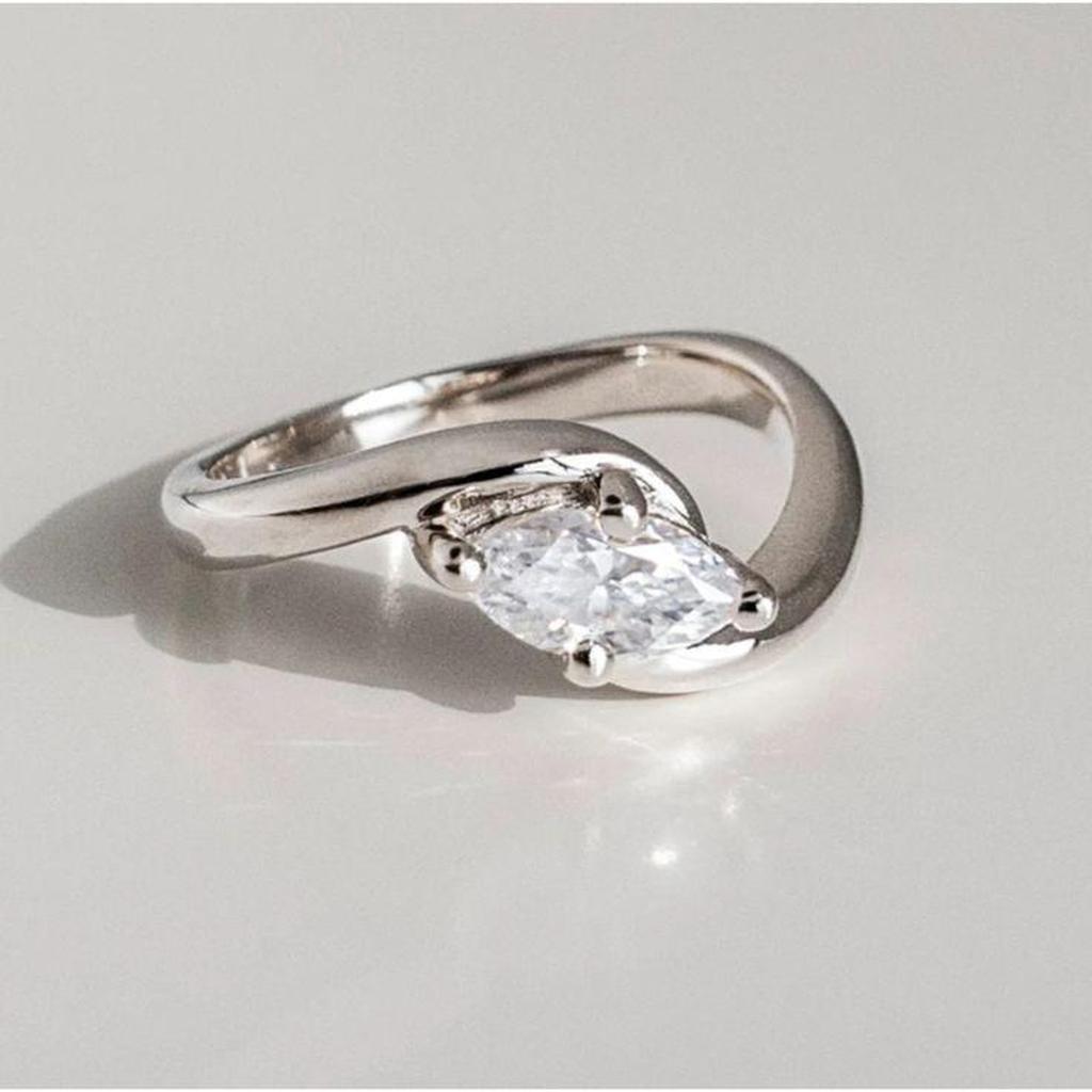 Gewellter Retro-Ring in Weißgold mit Zirkonia