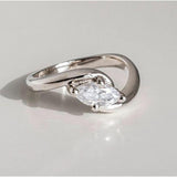 Gewellter Retro-Ring in Weißgold mit Zirkonia