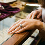 Retro-Ring in Weißgold mit Kristall – Ansicht 2