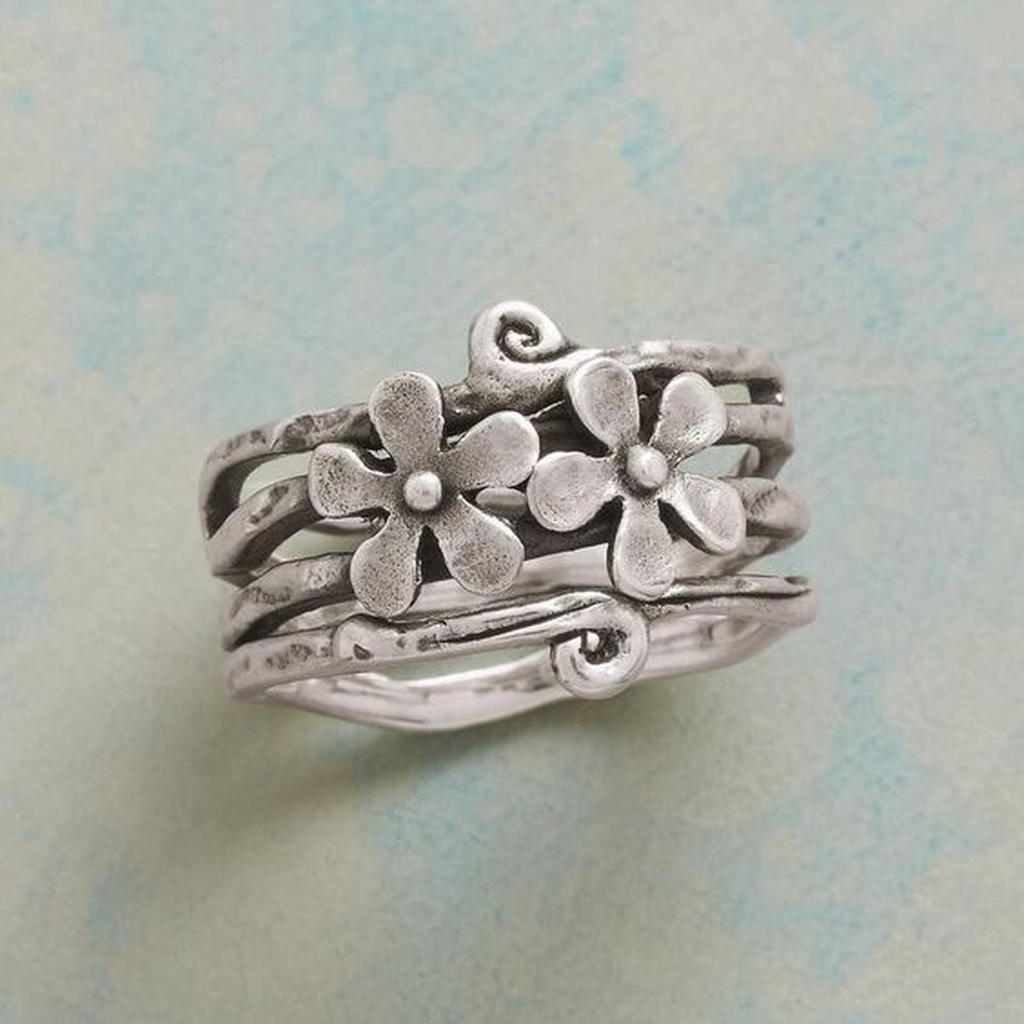 Retro-Ring mit Blumen in Weißgold