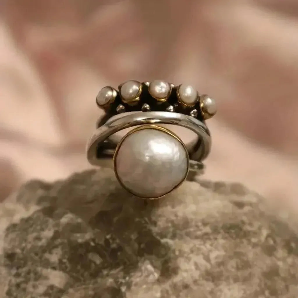 Retro-Ring mit Krone und Perlen in Weißgold