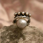 Retro-Ring mit Krone und Perlen in Weißgold