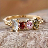 Retro-Ring mit bunten Glassteinen und Gold