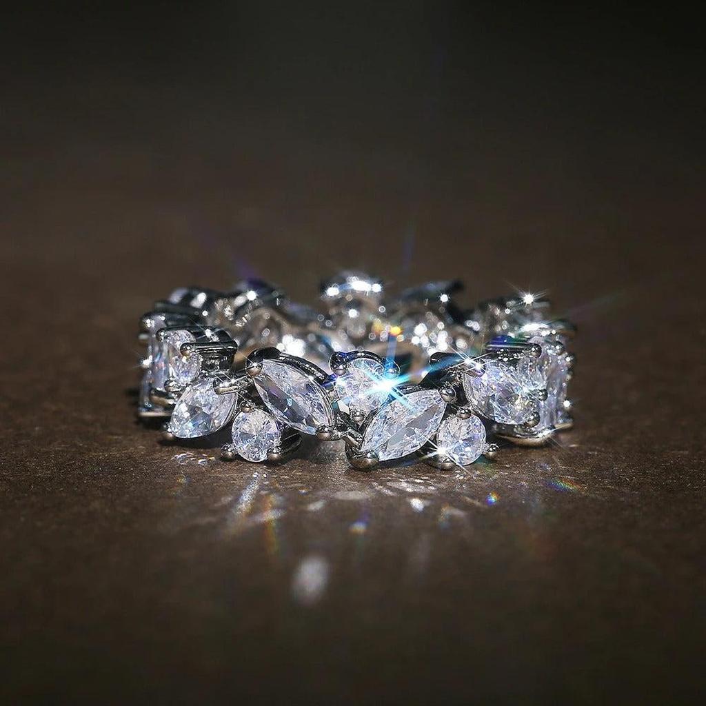 Retro-Ring mit Zirkonia im Rund- und Marquise-Schliff