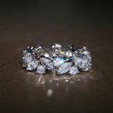 Retro-Ring mit Zirkonia im Rund- und Marquise-Schliff