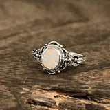 Retro-Weißgoldring mit Blumen und Opal