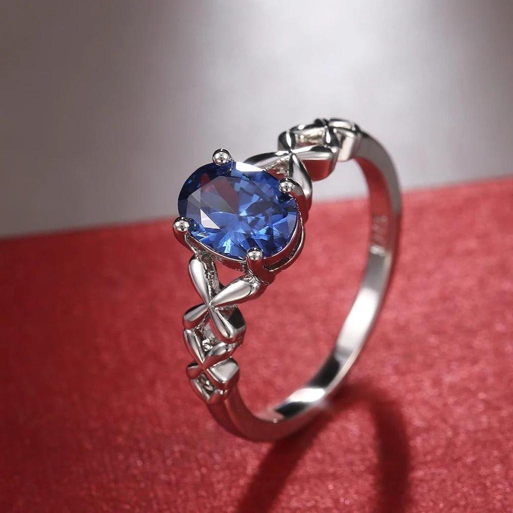 Retro-Weißgoldring mit blauem Kristall