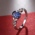 Retro-Weißgoldring mit blauem Kristall