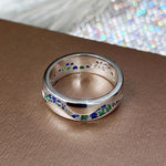 Retro-Weißgoldring mit blauen und grünen Steinen in Wellenform