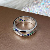 Retro-Weißgoldring mit blauen und grünen Steinen in Wellenform