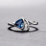 Retro-Weißgoldring mit dreieckigem blauem Stein
