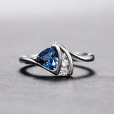 Retro-Weißgoldring mit dreieckigem blauem Stein