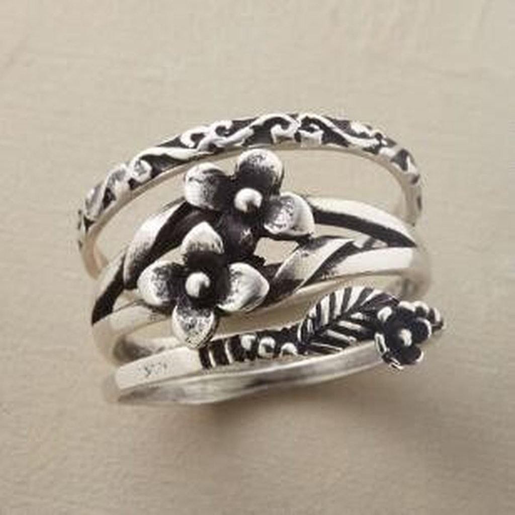 Retro-Weißgoldring mit mehrreihigen Blumen