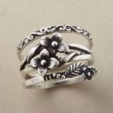 Retro-Weißgoldring mit mehrreihigen Blumen
