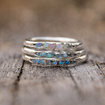 Retro-Weißgoldring mit mehrreihigen blauen Steinen