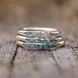 Retro-Weißgoldring mit mehrreihigen blauen Steinen