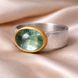 Grüner Retro-Ring mit runden Steinen