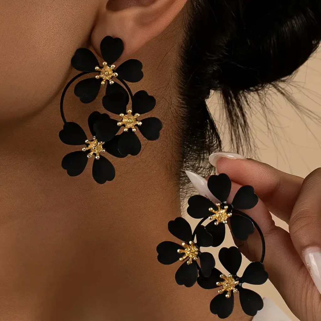Retro-Hängeohrringe mit schwarzen Blumen