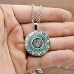 Runde Retro-Halskette mit blauen Mandalas