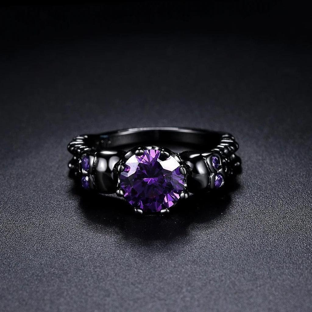 Runder schwarzer Retro-Ring mit lila Stein