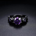 Runder schwarzer Retro-Ring mit lila Stein