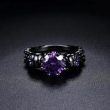 Runder schwarzer Retro-Ring mit lila Stein