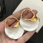 Retro-Ohrringe in Weiß und Gold