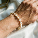 Weißes Retro-Armband mit Perlen und goldenen Akzenten – Ansicht 2