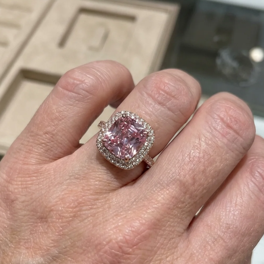 Ring mit rosa Saphir im Kissenschliff