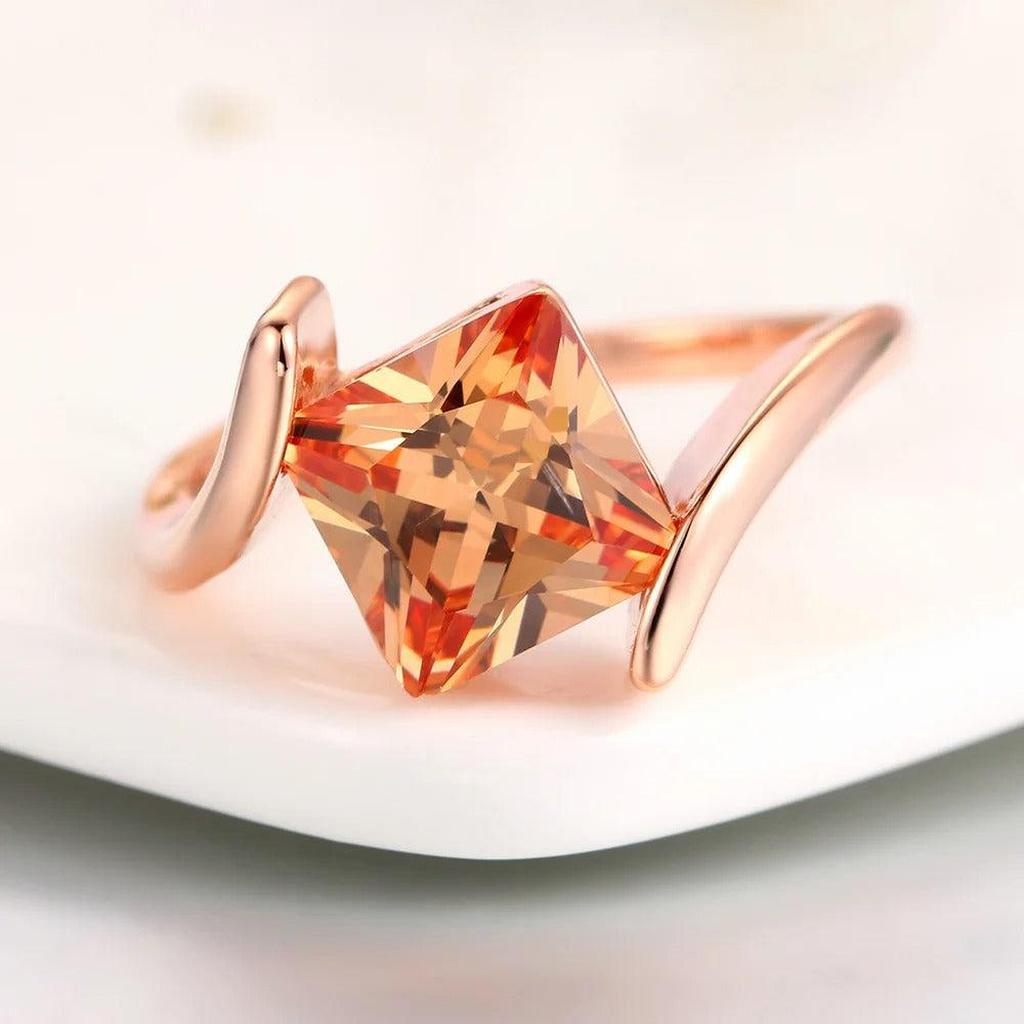 Ring mit orangem Stein in Pyramidenform in Roségold