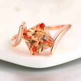 Ring mit orangem Stein in Pyramidenform in Roségold