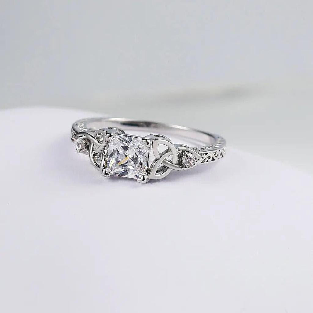 Ring mit Knotendesign und Stein in der Mitte