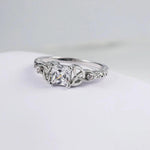 Ring mit Knotendesign und Stein in der Mitte