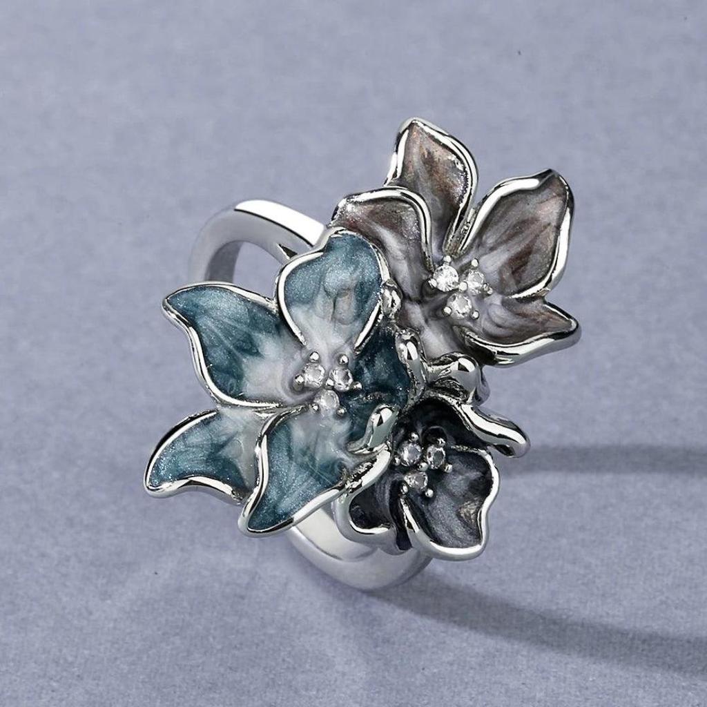 Ring mit exotischer Blume in Weißgold