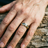 Ring mit glänzenden goldenen Einlagen – Ansicht 2