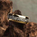 Ring mit glänzenden goldenen Einlagen