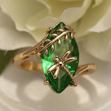 Ring mit grünem Stein und Libelle