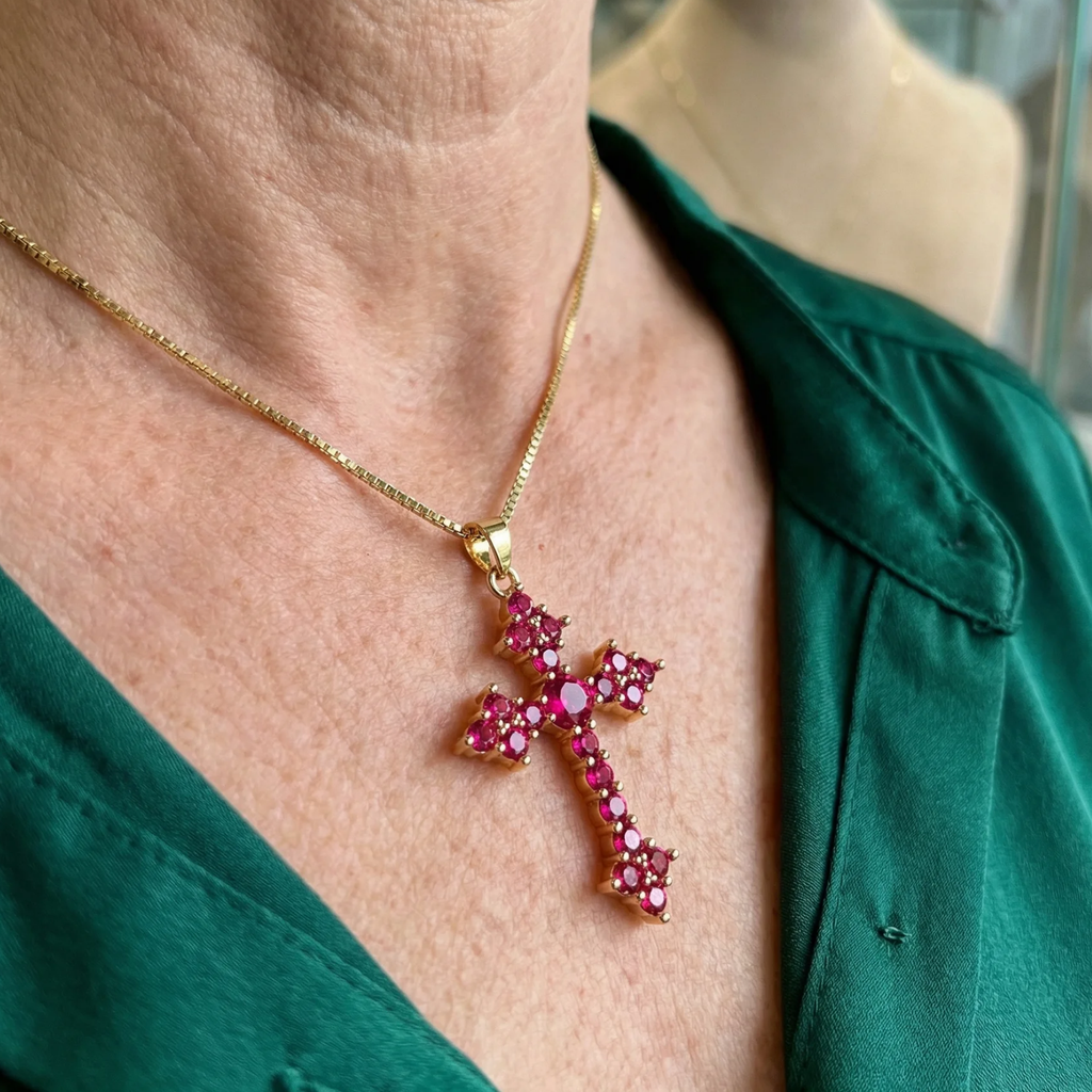 Rosa Cluster-Kreuz-Halskette in Gold