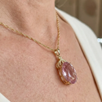 Imperiale ovale Halskette mit rosa Saphir in Gold
