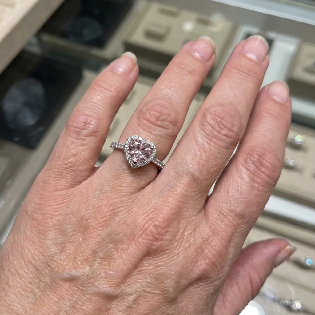 Herzring „Rosekiss“ in Weißgold