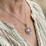 Rosen-Halo-Halskette in Rosa in Weißgold