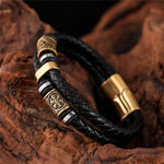 Schwarzes geflochtenes Lederarmband mit Goldanhänger