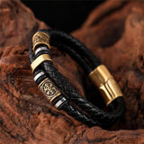 Schwarzes geflochtenes Lederarmband mit Goldanhänger