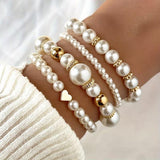 Set aus Armbändern mit weißen Perlen