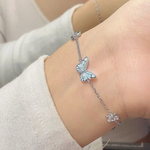 Set: Halskette und Armband mit leuchtend blauem Schmetterling – Ansicht 2