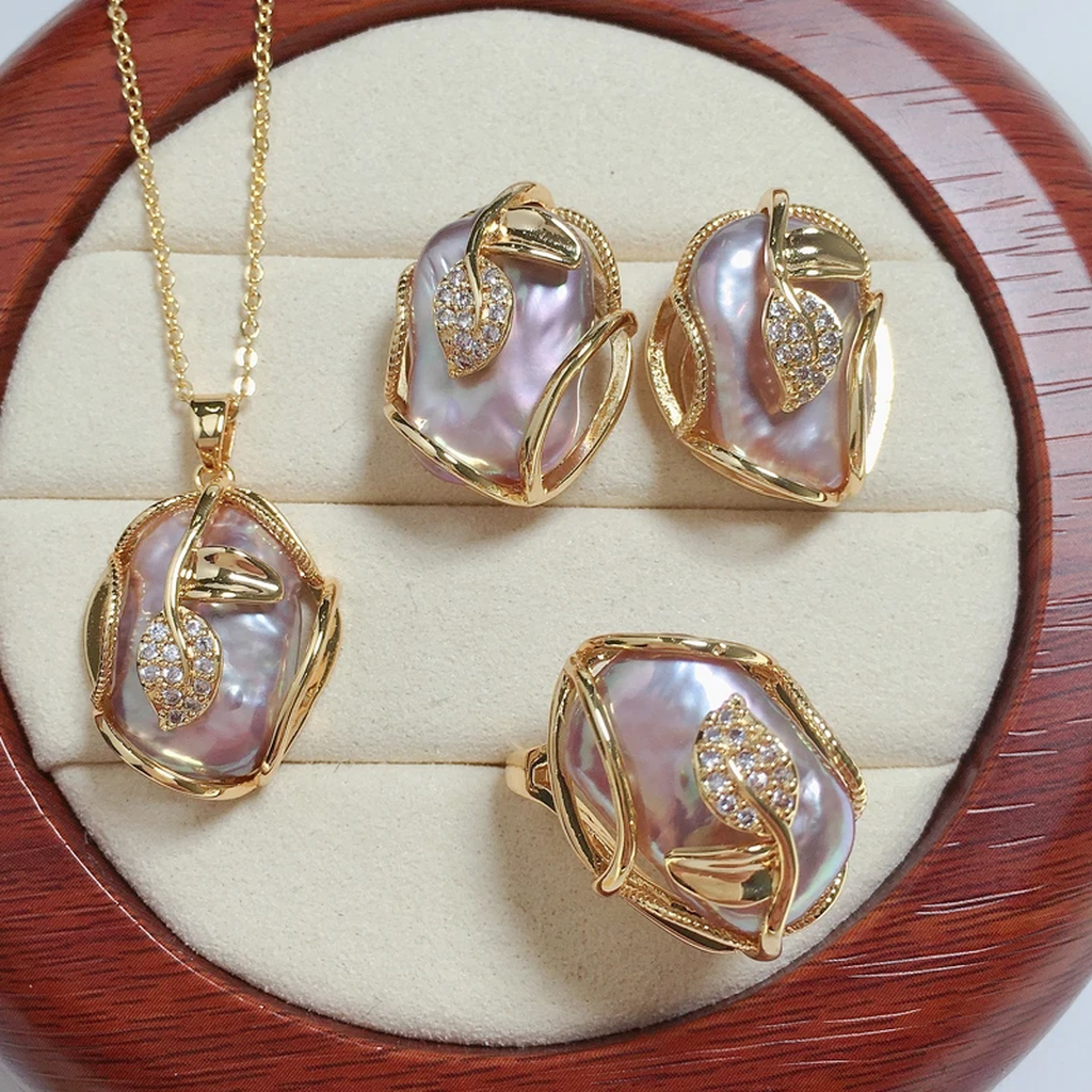 Set: Halskette und Ohrringe mit Goldperlen