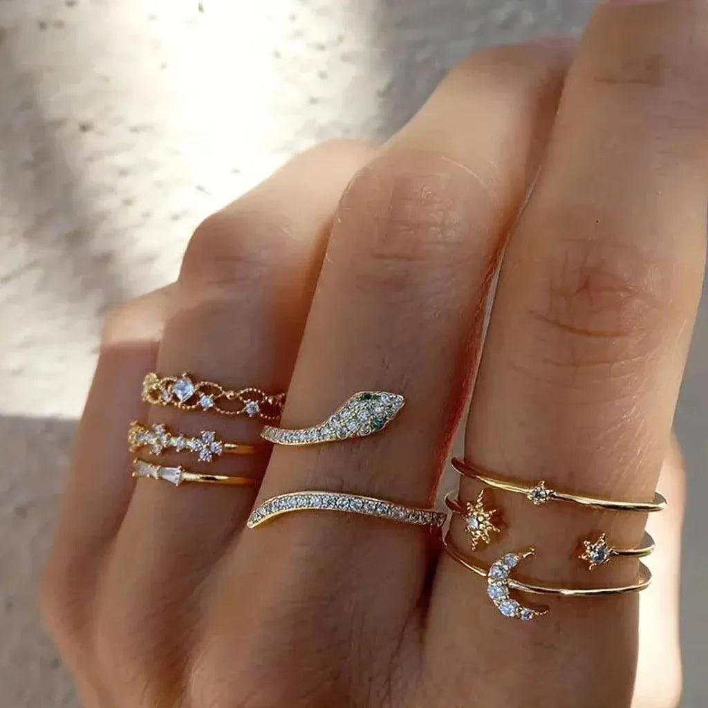 Set aus glänzenden Retro-Ringen in Gold