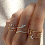 Set aus glänzenden Retro-Ringen in Gold